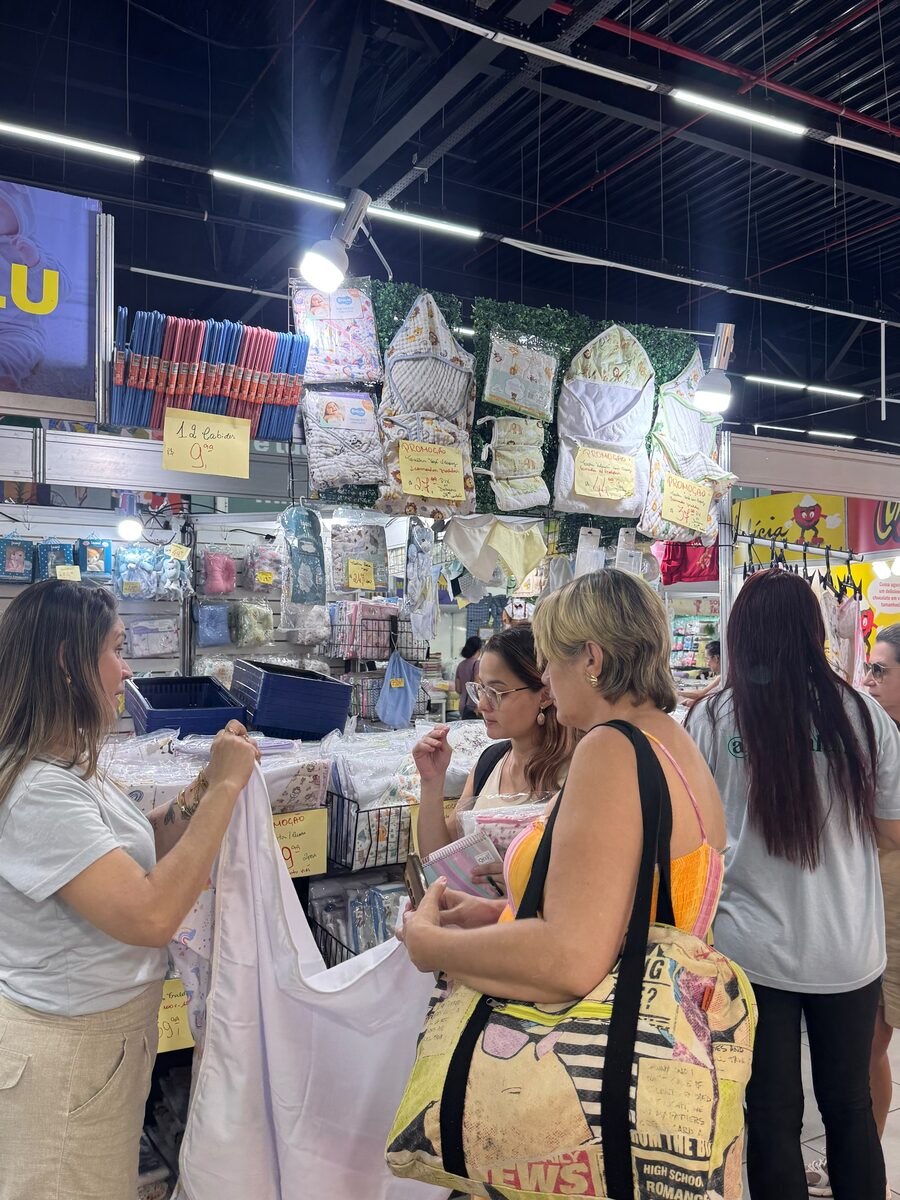 Gestantes escolhendo produtos em uma mesa de exposição