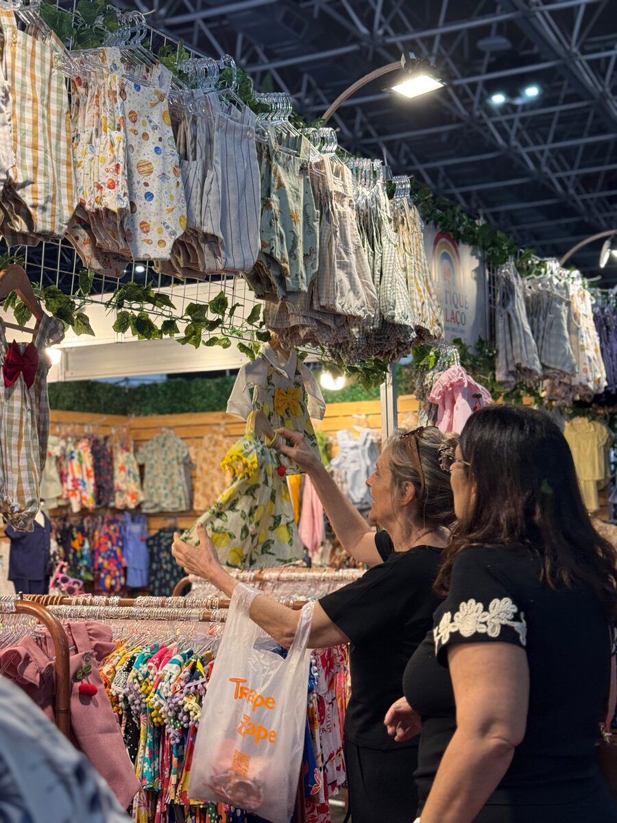 Stand de acessórios e itens para o enxoval do bebê